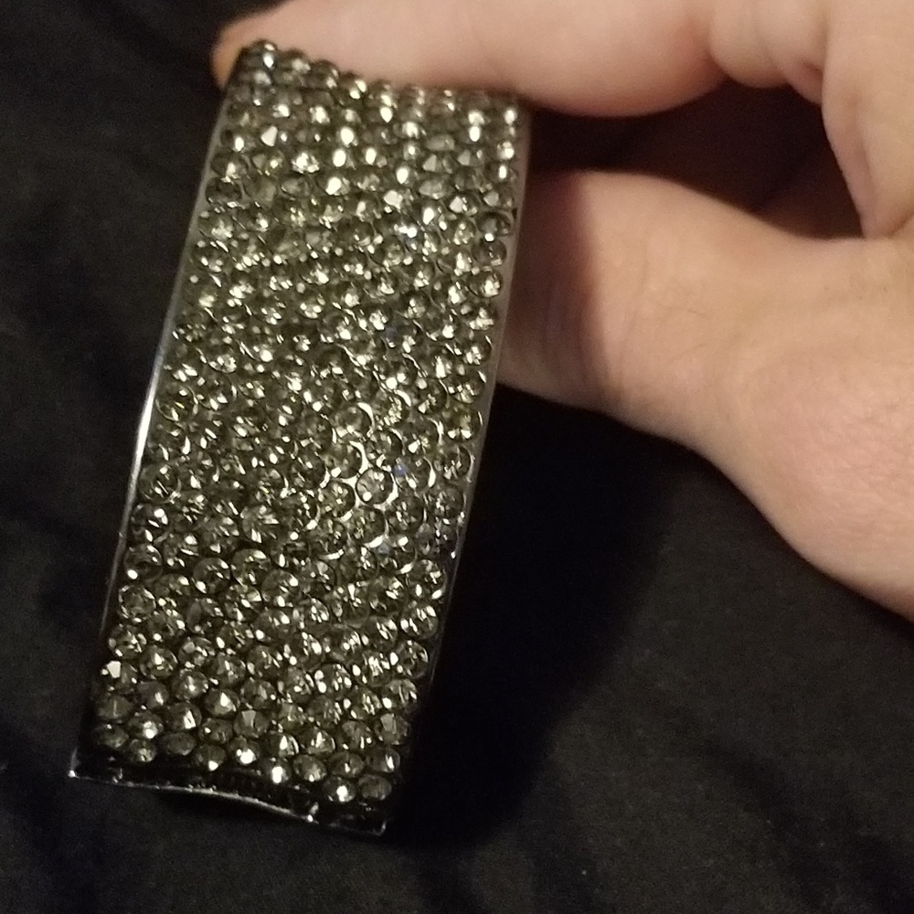 Black metalic green hughed snap close bracelet